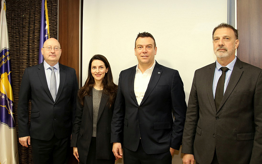 САРАЈЕВО, 22. МАРТА /СРНА/ - Директор Граничне полиције БиХ Мирко Купрешаковић састао се данас у Сарајеву са представницима Канцеларије УН-а за дроге и криминал /УНОДЦ/ Кристијаном Фанелијом, Аленом Гагулом и Лејлом Карахасановић.