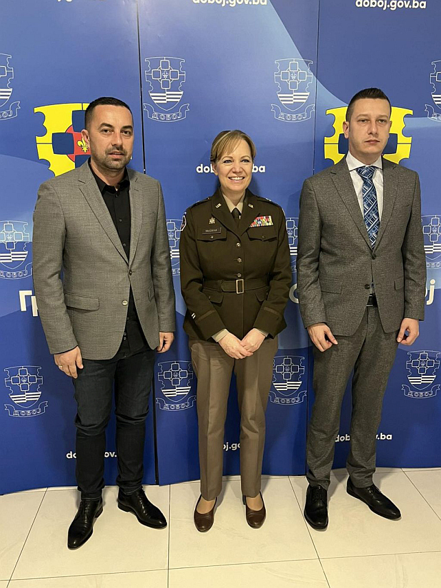 ДОБОЈ, 22. МАРТА /СРНА/ - Замјеник министра одбране у Савјету министара за управљање ресурсима Александар Гогановић разговарао је у Добоју са командантом НАТО Штаба Сарајево, бригандим генералом Памелом Мекгаха и градоначелником Борисом Јеринићем о сарадњи о развоју плодне сарадње.