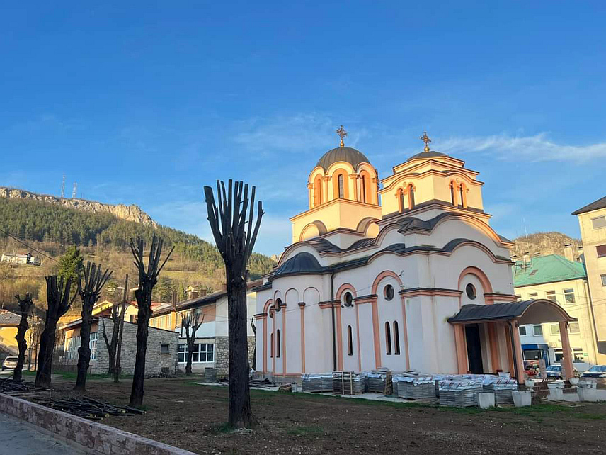 КЉУЧ, 22. МАРТА /СРНА/ - У порти Храма Вазнесења Господњег у Кључу уређен је дрворед липа и почела је изградња нове ограде око цркве.