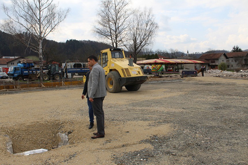 ЧЕЛИНАЦ, 22. МАРТА /СРНА/ - У Челинцу данас је почела изградња новог школског игралишта површине 1.200 метара квадратних у оквиру наставка вањског уређења Основне школе "Милош Дујић".