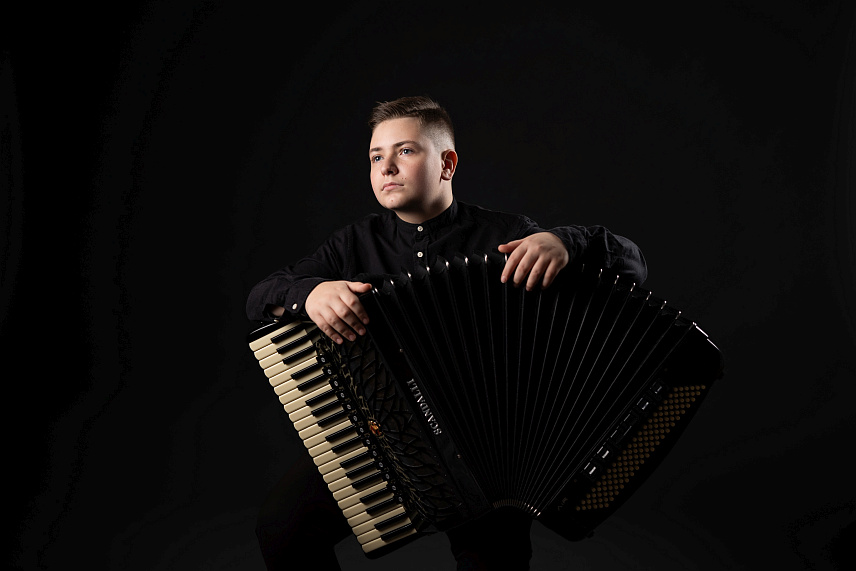 БИЈЕЉИНА, 22. МАРTА /СРНА/ - Четрнаестогодишњи Ђорђе Перић из Бијељине, на позив Кинеске асоцијације акордеониста, наступиће на свечаној церемонији отварања, као и затварања овог престижног фестивала, заједно са шангајским студентским симфонијским оркестром, а имаће и соло наступ у току фестивалских дана.