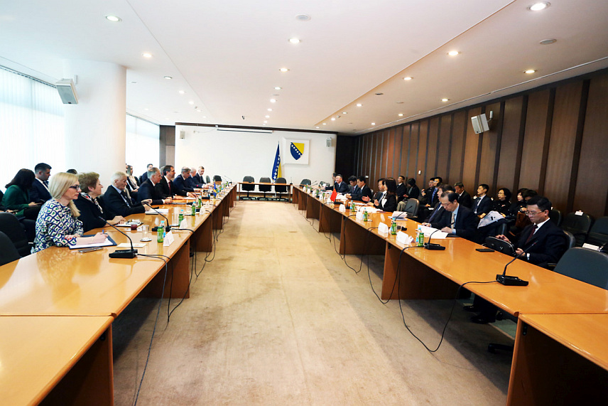 САРАЈЕВО, 22. МАРТА /СРНА/ - Делегација 14. Свекинеског народног конгреса поздравила је на данашњем састанку са члановима Заједничког колегијума оба дома Парламентарне скупштине БиХ напредак БиХ на европском путу, уз зајединчку оцјену да уз овај помак треба јачати и сарадњу са традиционалним пријатељима, међу којима је и Кина.