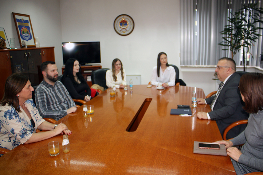 МОДРИЧА, 22. МАРТА /СРНА/ - Начелник општине Модрича Јовица Радуловић организовао је данас пријем за директора локалног Дома здравља и четири млада љекара, која су у посљедње три године засновали радни однос у овој здравственој установи.