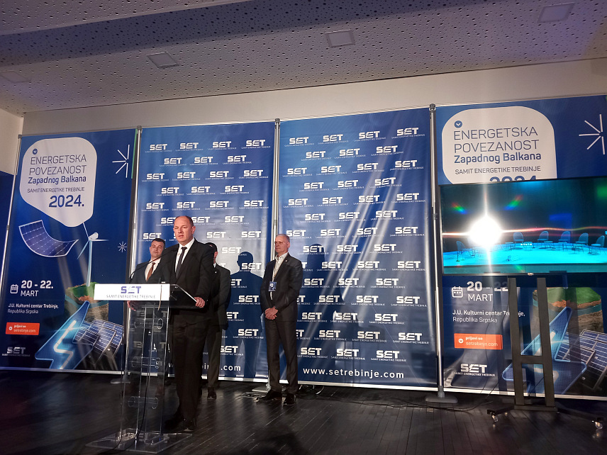 ТРЕБИЊЕ, 22. МАРТА /СРНА/ - Генерални директор "Електропривреде Републике Српске" /ЕРС/ Лука Петровић рекао је да је овогодишњи Самит најуспјешнији до сада, да се етаблирао као најважнији догађај у овој области на Балкану, те да је за ЕРС најважније покренути могућност инсталација прозјумера да грађани могу да праве соларне електране на крововима кућа.	

