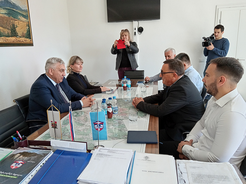 СОКОЛАЦ, 23. МАРTА /СРНА/ - Амбасадор Србије у БиХ Иван Tодоров разговарао је данас на Сокоцу са начелником Милованом Бјелицом.