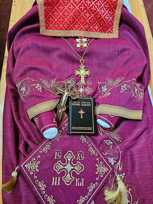 БОСАНСКИ ПЕTРОВАЦ, 23. МАРТА /СРНА/ - Са благословом Његовог преосвештенства епископа бихаћко-петровачког Сергија, ковчег са посмртним остацима протопрезвитера Ђурађа Карановића /попа Карана/ довезен је у Саборни храм светих Апостола Петра и Павла у Босанском Петровцу.