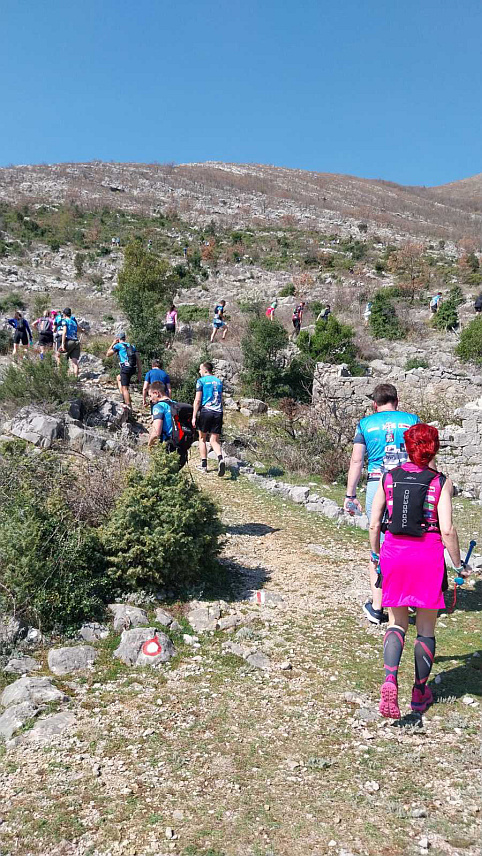 TРЕБИЊЕ, 23. МАРТА /СРНА/ - Tребињско Планинарско друштво "Вучји зуб" организовало трку "Требиње вертикал-трка у камену".