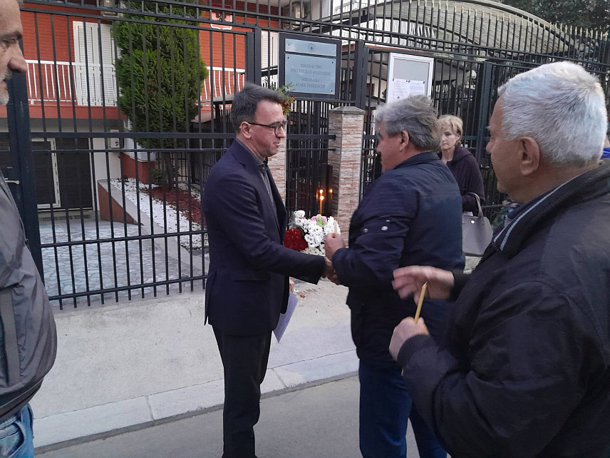 ПОДГОРИЦА, 23. МАРТА /СРНА/ - Руски амбасадор у Црној Гори Владислав Маслеников испред зграде Амбасаде Руске Федерације у Подгорици гдје су грађани Црне Горе и Руске Федерације вечерас прислуживали свијеће и полагали цвијеће одајући почаст страдалима у синоћњем терористичком нападу у Москви.