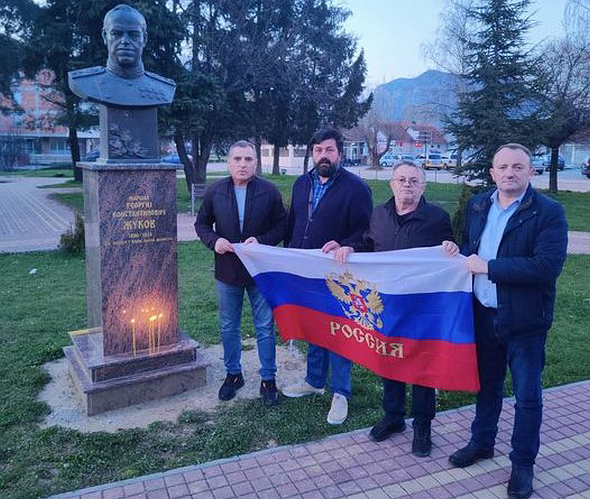 ПОДГОРИЦА, 23. МАРТА /СРНА/ - У Беранама је вечерас поводом терористичког напада на невине становнике Москве, група грађана Берана и Андријевице запалила свијеће испред споменика најодликованијем руском маршалу Георгију Жукову.