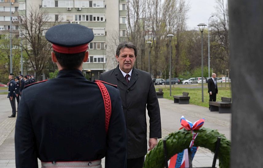 БЕОГРАД, 24. МАРТА /СРНА/ - Министар унутрашњих послова Србије Братислав Гашић одао је данас почаст погинулим припадницима Министарства унутрашњих послова /МУП/ Србије поводом обиљежавања 25 година од почетка НАТО агресије на СР Југославију.