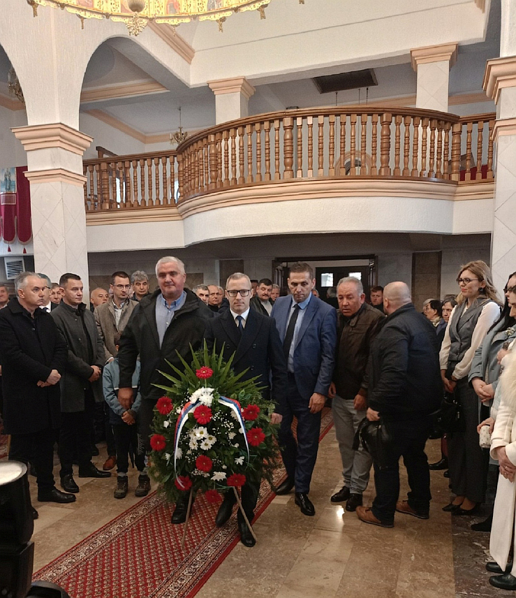 ПРЊАВОР, 24. МАРТА /СРНА/ - У Спомен-храму на Вучијаку је, служењем свете литургије, парастосом и полагањем вијенаца код спомен-плоча са уклесаним именима 626 погинулих бораца са подручја Прњавора у протеклом Одбрамбено-отаџбинском рату, почело обиљежавање 24. марта - Дана града.	
