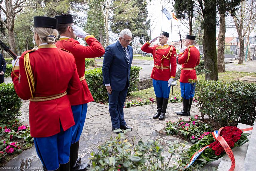 ПОДГОРИЦА, 24. МАРТА /СРНА/ - Предсједник Скупштине Црне Горе Андрија Мандић положио је данас вијенац у касарни Маслине у Подгорици у знак сјећања на невине жртве НАТО бомбардовања.