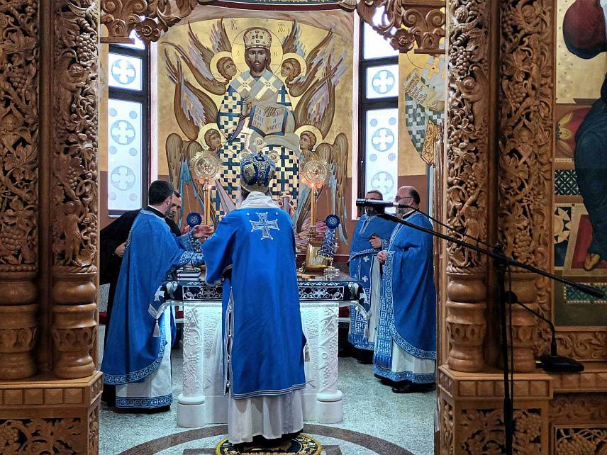 ЗВОРНИК, 24. МАРТА /СРНА/ - Његово преосвештенство епископ зворничко-тузлански Фотије, служења свете архијерејске литургије у Саборном храму Рођења Пресвете Богородице у Зворнику.