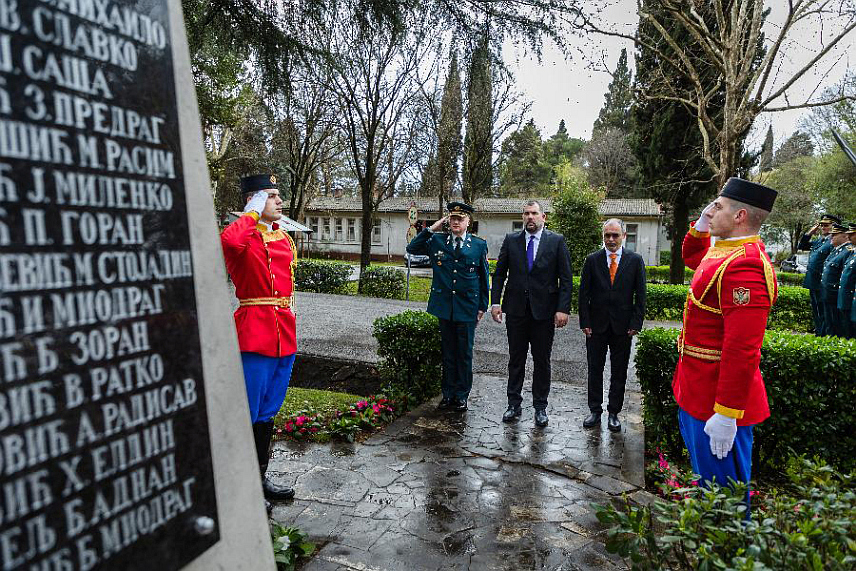 ПОДГОРИЦА, 24. МАРТА /СРНА/ - Министар одбране Црне Горе Драган Краповић данас је у пратњи начелника Генералштаба Војске Црне Горе Зорана Лазаревића и државног секретара Марка Марковића положио вијенце у касарнама у Даниловграду и Подгорици поводом обиљежавања 25 година од бомбардовања СР Југославије.