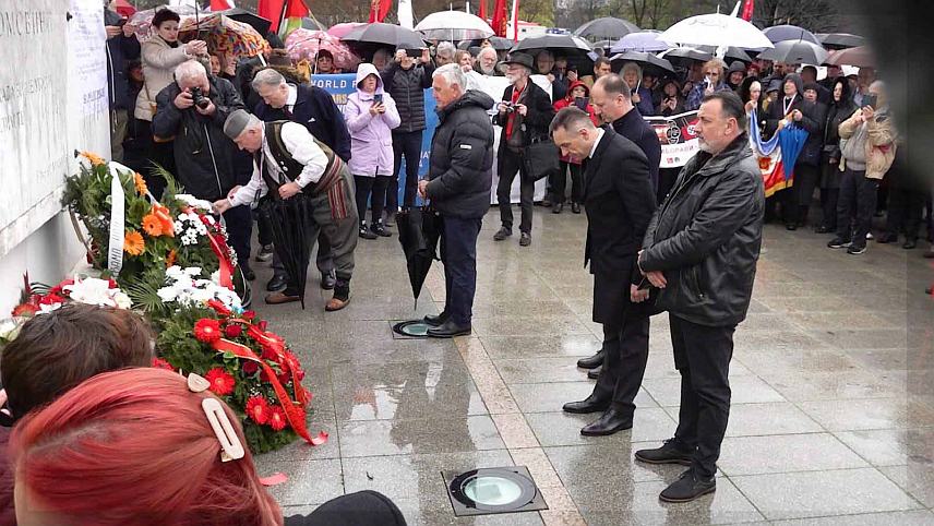 БЕОГРАД, 24. МАРТА /СРНА/ - Оснивач Покрета социјалиста Александар Вулин одао је пошту свим жртвама агресије НАTО пакта и положио вијенац код споменика "Вечна ватра" у Београду поводом 25 година од НАTО бомбардовања на СР Југославију.