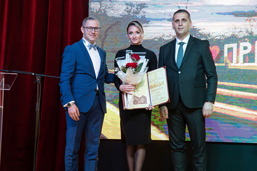 ПРЊАВОР, 24. МАРТА /СРНА/ - У Прањавору је вечерас, поводом Дана града, одржана свечана сједница градске Скупштине на којој су уручена највиша признања и награде заслужним појединцима и организацијама за посебан допринос развоју локалне заједнице, а присуствовали су, између осталих, и министар финансија Зора Видовић и трговине и туризма Денис Шулић.