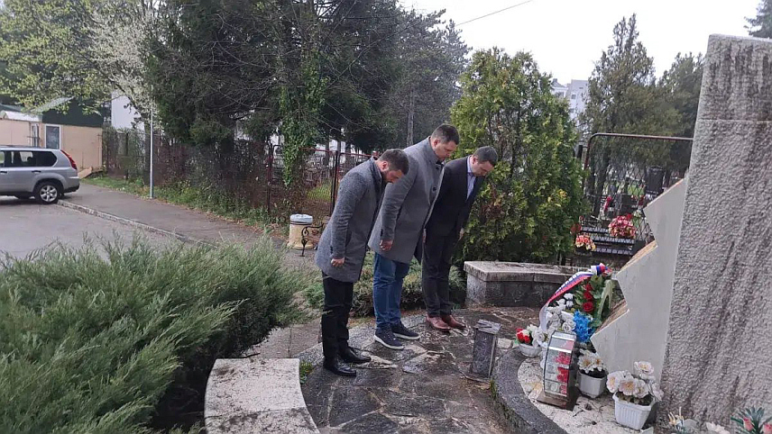 ПОДГОРИЦА, 24. МАРТА /СРНА/ - Делегација општине Никшић положила је јутрос вијенац на споменик палим борцима ратова деведесетих година у знак сјећања на њихову жртву, као и на жртве НАTО бомбардовања Савезне Републике Југославије /СРЈ/ 1999. године.