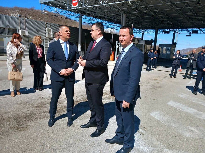 TРЕБИЊЕ, 25. МАРТА /СРНА/ - Директор Управе за индиректно опорезивање /УИО/ БиХ Зоран Tегелтија и директор Управе царина Црне Горе Владимир Булајић озваничили су данас почетак реконстркуције граничног прелаза Зупци-Ситница који ће бити оспособљен и за одвијање робног саобраћаја за шта је издвојено 2,4 милиона КМ са ПДВ-ом.	
