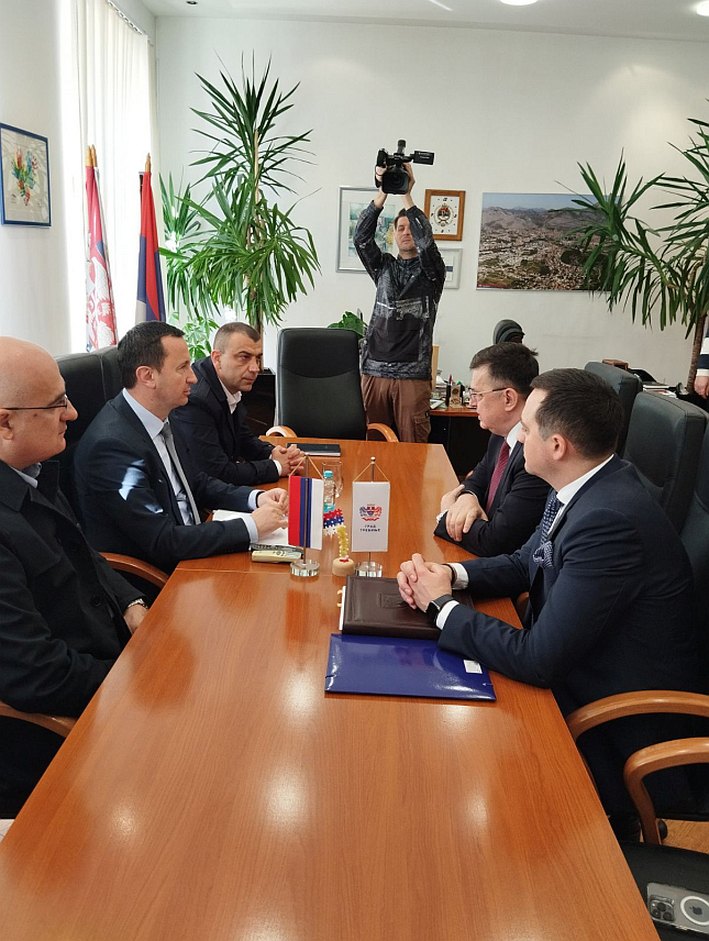 TРЕБИЊЕ, 25. МАРTА /СРНА/ - Градоначелник Требиња Мирко Ћурић састао се данас са директором Управе за индиректно опорезивање БиХ Зораном Тегелтијом.