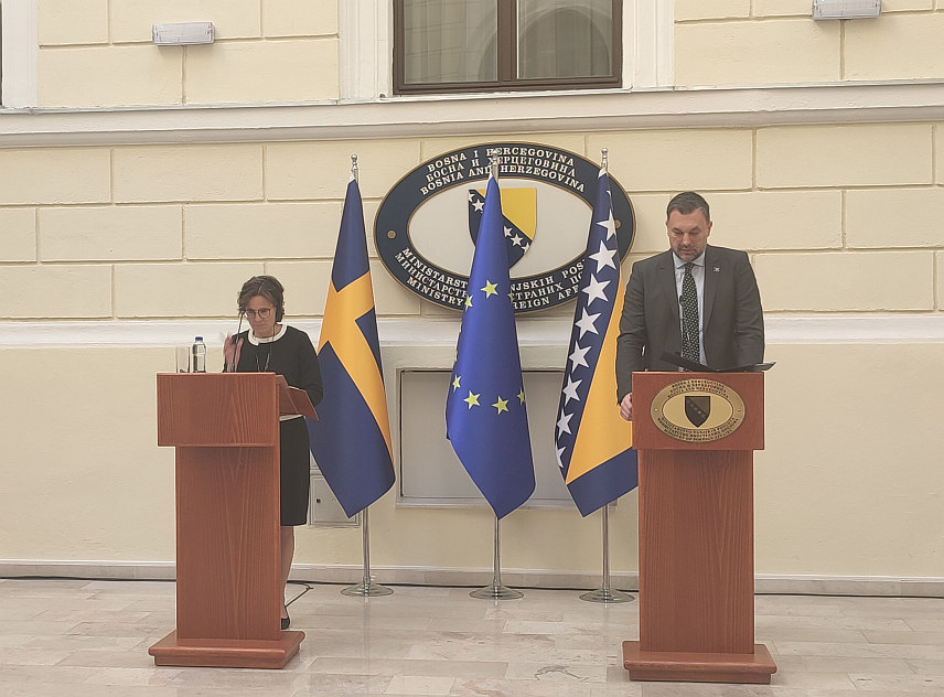 САРАЈЕВО, 25. МАРТА /СРНА/ - Министар иностраних послова у Савјету министара Елмедин Конаковић и министар европских послова Шведске Јесика Росвал на конференцији за новинаре након састанка у Сарајеву.