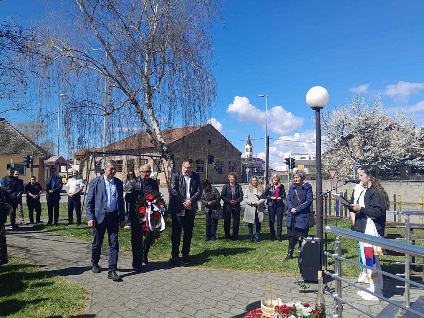 БРОД, 25. МАРТА /СРНА/ - У мјесној заједници Рит у општини Брод служен је помен и положени су вијенци на споменик борцима и цивилима из овог насеља који су убијени 1992. године, што је био увод у масакр који се догодио наредног дана у Сијековцу.