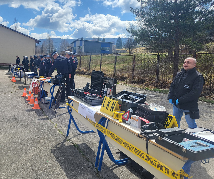 ПАЛЕ, 25. МАРТА/СРНА/ - Средњошколцима са Пала данас су представљене могућности уписа у Средњу школу унутрашњих послова и даљег школовања, а имали су прилику и да виде опрему коју полиција користи у раду.