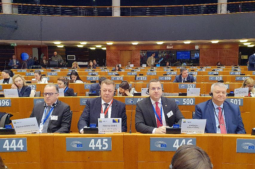 САРАЈЕВО, 25. МАРТА /СРНА/ - Чланови Заједничке комисије за европске интеграције Парламентарне скупштине БиХ Зденко Ћосић, Џенан Ђонлагић и Радован Ковачевић учествују на Конференцији парламентарних одбора за послове ЕУ, која је данас отворена у Бриселу.