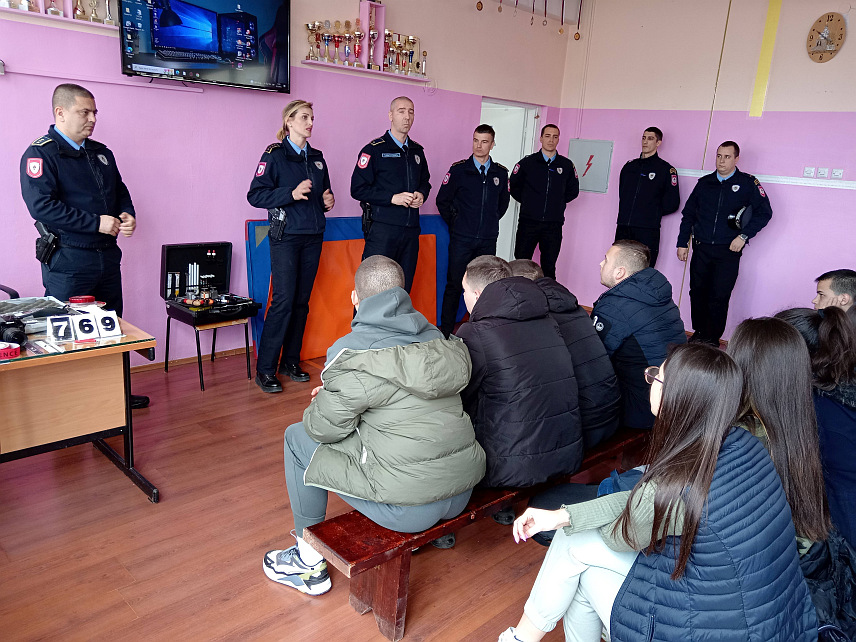 СОКОЛАЦ, 25. МАРTА /СРНА/ - Представници Министарства унутрашњих послова /МУП-а/ Републике Српске промовисали су данас Средњу школу унутрашњих послова Српске ученицима другог разреда Средњошколског центра "Василије Острошки" на Сокоцу и представили им основну опрему са којом полиција ради.