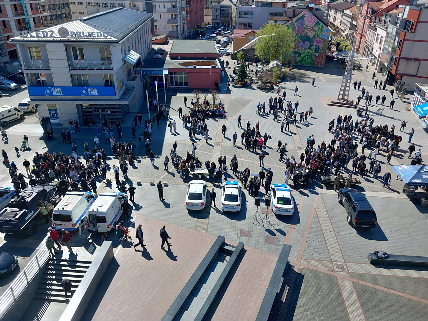 ПРИЈЕДОР, 25. МАРТА /СРНА/ - У склопу кампање Министарства унутрашњих послова Републике Српске којом се промовише новооснована Средња школа унутрашњих послова, на Тргу мајора Зорана Карлице полицијски службеници извели и показне вјежбе и презентовали опрему.