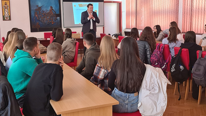 ДОБОЈ, 25. МАРТА /СРНА/ - За надарене ученике основних и средњих школа из Добоја данас је одржана радионица "Проговори да видим ко си" о побољшању говорних навика с обзиром на то да је код младих заступљен велики број поштапалица у говору, неразговјетност, неартикулација и мумлање.