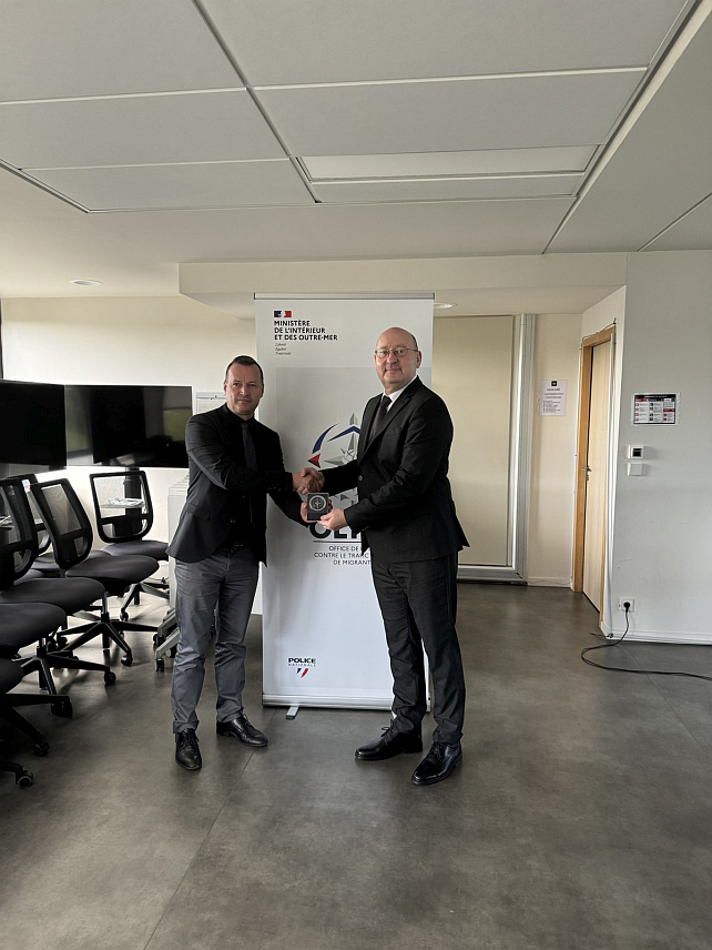 САРАЈЕВО, 25. МАРТА /СРНА/ - Директор Канцеларије Француске за борбу против кријумчарења незаконитих миграната /ОЛТИМ/ Ксавије Делру /Xavier Delrieu/ уручио је директору Граничне полиције БиХ Мирку Купрешаковићу национални знак ОЛТИМ-а, у знак захвалности за подршку и одличну сарадњу.