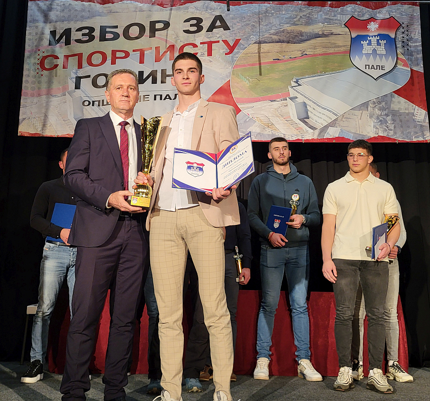 ПАЛЕ, 25. МАРТА /СРНА/ - Члан Смучарског клуба "Романија" са Пала Алекса Вуковић проглашен је за најбољег спортисту општине Пале за прошлу годину, док је најбољи спортски колектив Кошаркашки клуб "Јахорина".
