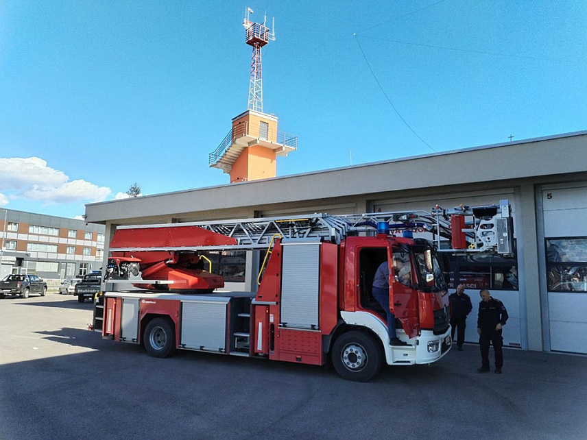 ПРИЈЕДОР, 26. МАРТА /СРНА/ - Територијална ватрогасно-спасилачка јединица Приједор добила је ново специјално возило намијењено за интервенције на великим висинама, а у чију набавку су из буџета града издвојена 2,3 милиона КМ.