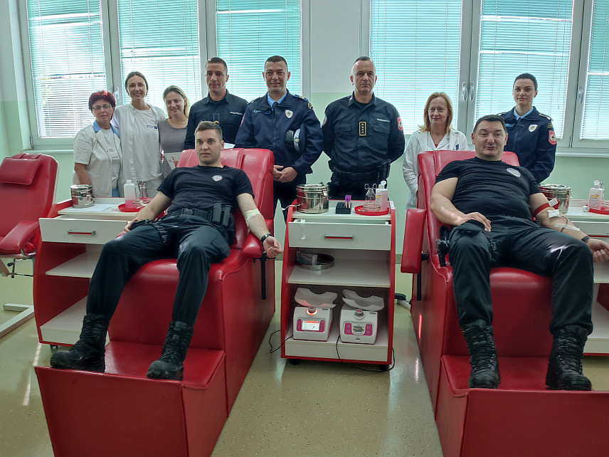 ГРАДИШКА, 26. МАРТА /СРНА/ - У Служби трансфузије градишке Болнице данас је почела акција добровољног даривања крви поводом обиљежавања 4. априла - Дана полиције Републике Српске, за коју се пријавило 35 службеника Полицијске управе Градишка.