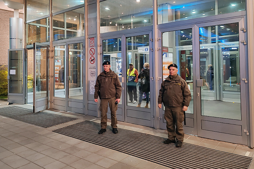 БЕОГРАД, 26. МАРТА /СРНА/ - У Србији је, на основу закључака Савјета за националну безбједност Србије, појачано присуство патрола војне полиције на трговима, парковима и улицама већих градова, тржним центрима, жељезничким станицама, Београдском сајму и другим прометним мјестима.