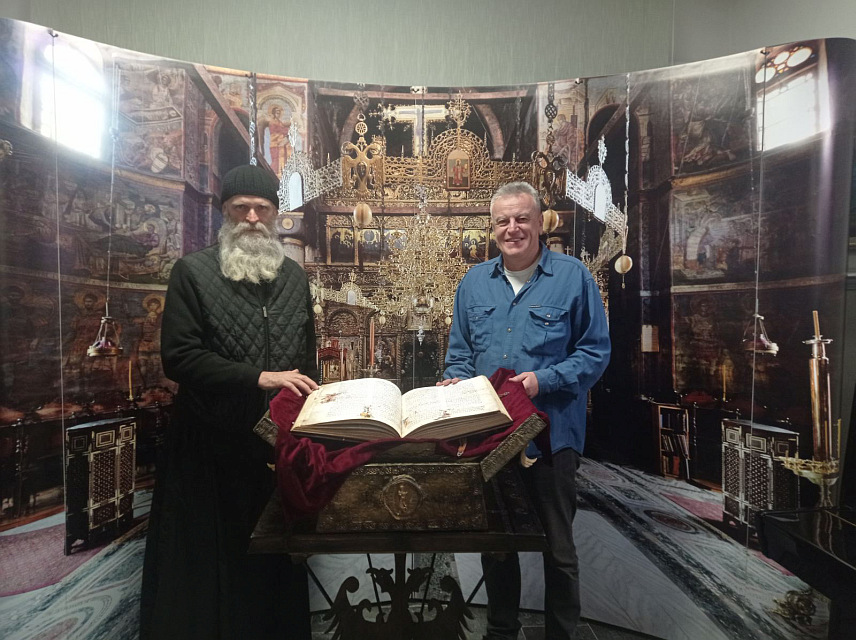 ХАН ПИЈЕСАК, 26. МАРTА /СРНА/ - Најраскошнији српски средњовјековни рукописи представљени су на Хан Пијеску гдје је отворена изложба "Божанско надахнуће - Мирослављево јеванђеље".