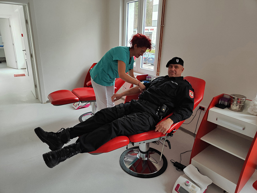 ИСТОЧНО САРАЈЕВО, 26. МАРТА /СРНА/ - Припадници Полицијске управе Источно Сарајево, њих 56, данас и сутра ће добровољно дати крв поводом Дана полиције Републике Српске, који се обиљежава 4. априла.