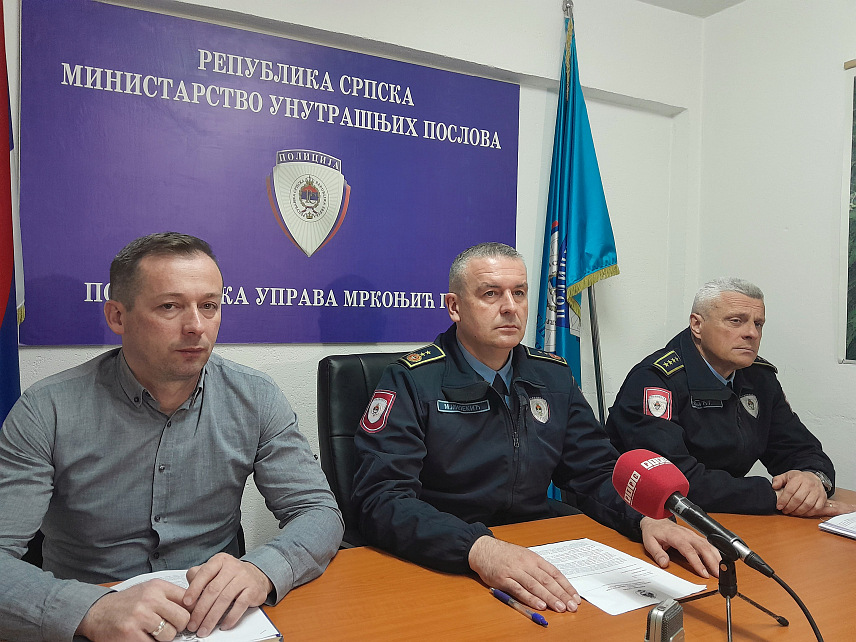 МРКОЊИЋ ГРАД, 26. МАРТА /СРНА/ - Начелник Полицијске управе Мркоњић Град Милан Милекић са сарадницима на конференцији за новинаре.