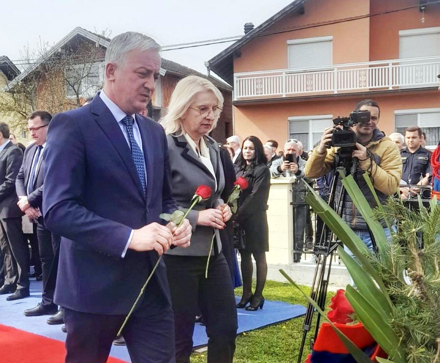 БРОД, 26. МАРТА /СРНА/ - Предсједник ипотрпредсједник ПДП-а Бранислав Бореновић и Мира Пекић, положили су цвијеће поводом обиљежавања 32 године од злочина у Сијековцу.