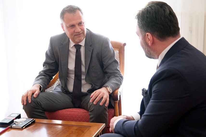 ЖЕНЕВА , 26. МАРТА /СРНА/ - Замјеник предсједавајуће Савјета министара Сташа Кошарац изразио је данас у Женеви апсолутну подршку активностима амбасадора БиХ при УН Бојану Вујићу на промоцији политичких ставова из БиХ.