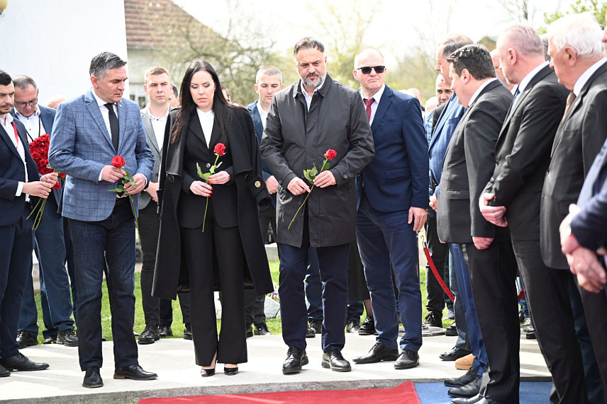 БРОД, 26. МАРТА /СРНА/ - Република Српска данас постоји да се више никада не би поновили злочини над српским народом, рекла је данас Тамара Дамјановић, која је предводила делегацију Социјалистичке партије Српске на обиљежавању 32 године од злочина на Србима у Сијековцу код Брода.