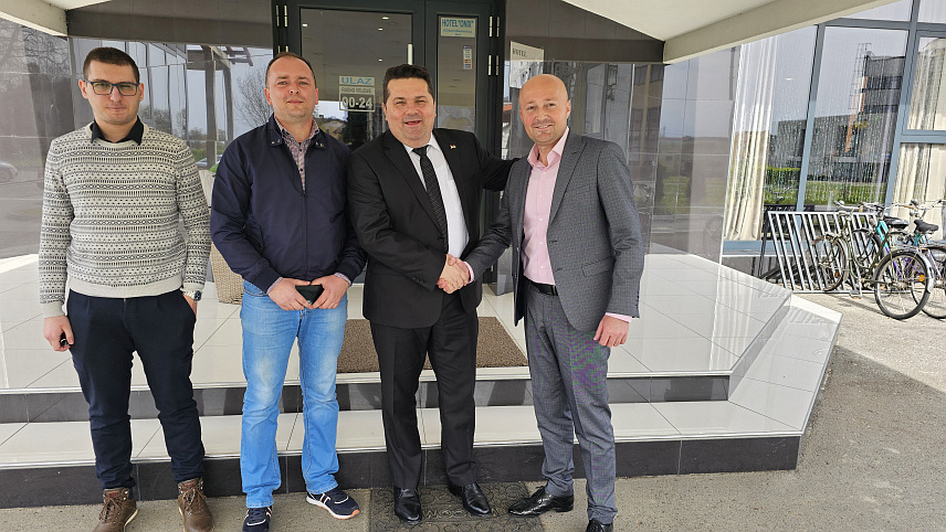 БРОД, 26. МАРТА /СРНА/ - Предсједник Уједињене Српске Ненад Стевандић разговарао је данас у Броду са предсједником Општинског одбора ове странке Милом Вукманом о активностима у овој општини, те о припремама за предстојеће локалне изборе.