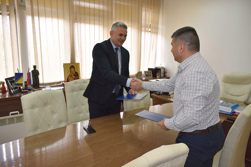 БРЧКО, 26. МАРТА /СРНА/ - Предсједник Скупштине Брчко дистрикта Синиша Милић и директор Омладинског центра "Вермонт" Брчко Дамир Раденковић потписали су данас Меморандум о сарадњи ради подршке "Вермонтовом" пројекту "Омладински парламент".