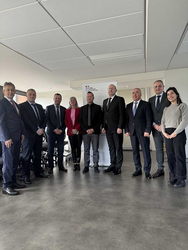 ИСТОЧНО САРАЈЕВО, 26. МАРТА /СРНА/ - Директор Канцеларије Француске за борбу против кријумчарења незаконитих миграција /ОЛТИМ/ Ксавије Делру уручио је директору Агенције за истраге и заштиту /Сипа/ БиХ Дарку Ћулуму национални знак ОЛТИМ-а у знак захвалности за подршку и одличну сарадњу, док је домаћину Ћулум уручио златну значку Агенције.