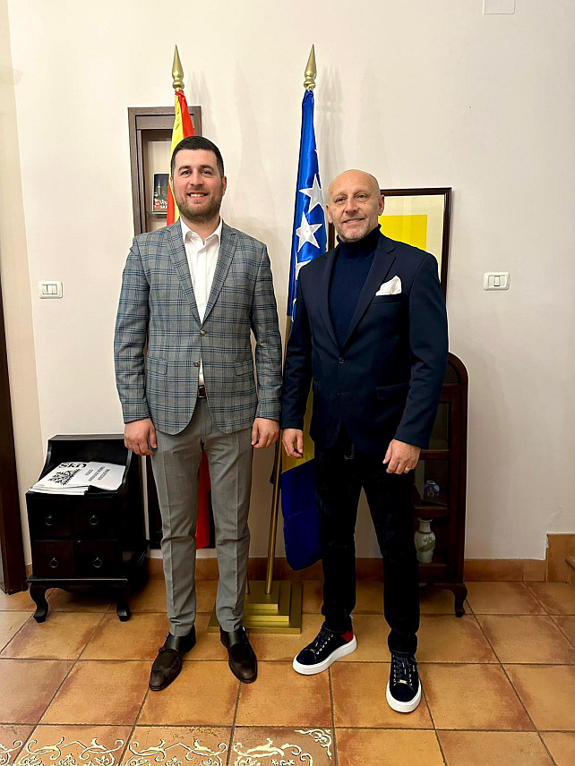 САРАЈЕВО, 26. МАРТА /СРНА/ - Вршилац дужности директора Агенције за унапређење страних инвестиција БиХ /Фипа/ Марко Кубатлија разговарао је данас у Сарајеву са амбасадором БиХ у Сјеверној Македонији Драганом Јаћимовићем.