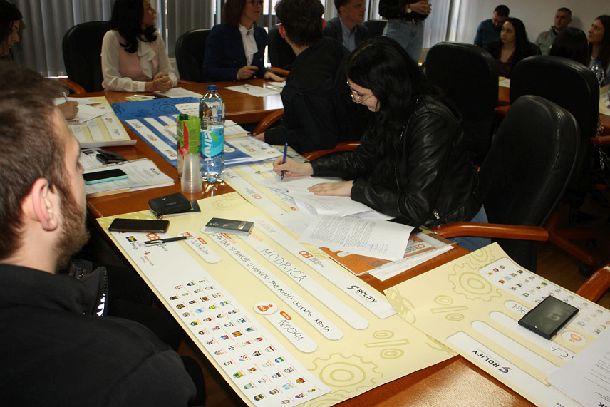 МОДРИЧА, 26. МАРТА /СРНА/ - У Модричи су данас потписани уговори са неформалним групама младих за реализацију 19 пројеката и четири микробизниса, одобрених од локалне Омладинске банке у укупном износу од 61.136 КМ.