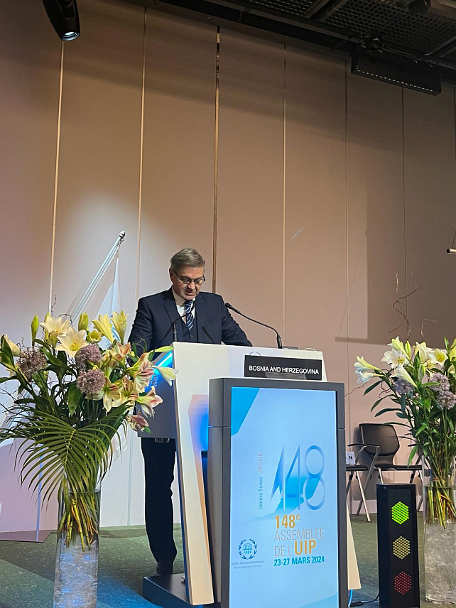 ЖЕНЕВА, 26. МАРТА /СРНА/ - Предсједавајући Делегације Парламентарне скупштине БиХ у Интерпарламентарној унији /ИПУ/ Денис Звиздић током обраћања на дебати под називом "Градња мостова за мир и разумијевање" у Женеви.