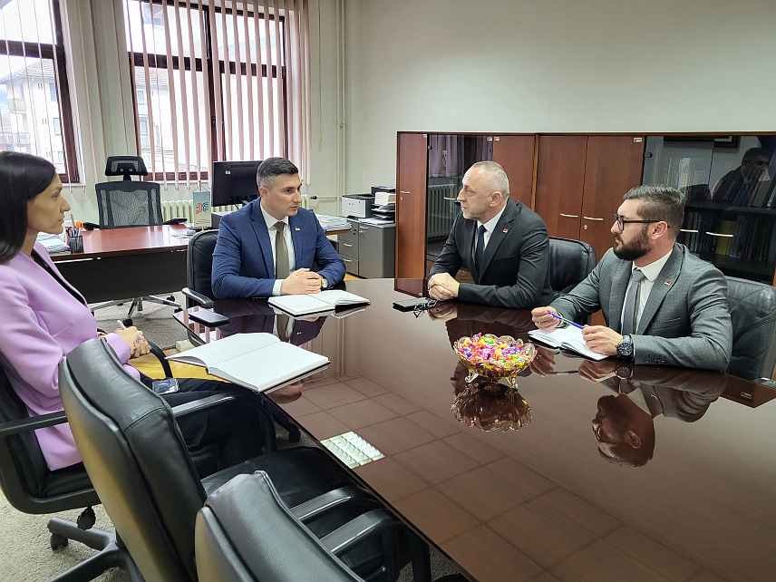 ПАЛЕ, 26. МАРТА /СРНА/ - Министар рада и борачко-инвалидске заштите Републике Српске Данијел Егић састао се данас на Палама са вршиоцем дужности директора Завода за запошљавање Српске Дамјаном Шкипином гдје су разговарали о тржишту рада у Српској и приједлозима програма запошљавања и самозапошљавања за израду и усвајању акционог плана запошљавања за ову годину.