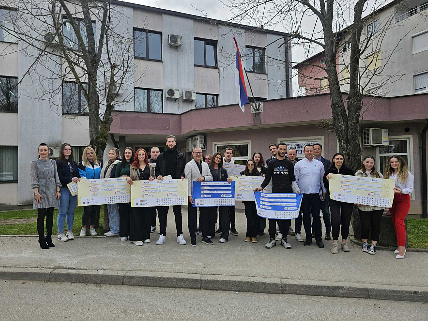 ПРЊАВОР, 26. МАРТА /СРНА/ - Фондација "Мозиак" и град Прњавор потписали су данас уговоре за реализацију девет пројеката и четири микробизниса младих са подручја Прњавора за шта ће укупно бити издвојено 34.000 КМ.