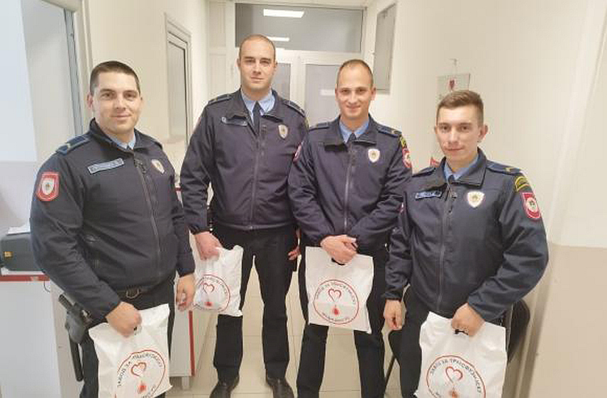 ЗВОРНИК, 26. МАРАТ /СРНА/ - У Одјељењу за трансфузијцку медицину Болнице Зворник данас је 25 припадника Полицијске управе Зворник добровољно даровало крв, поводом 4. априла – Дана полиције Републике Српске.